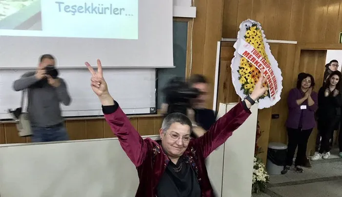 Son dakika: Türk Tabipleri Birliği Başkanı Şebnem Korur Fincancı PKK paçavrasında TURKOVAC’ı kötüledi