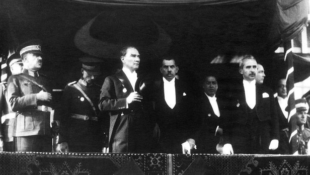 29 Ekim Cumhuriyet Bayramı kutlama mesajları: Cumhuriyet Bayramı uzun, kısa, anlamlı kutlama sözleri! Cumhuriyet’in 98. yıl mesajları...