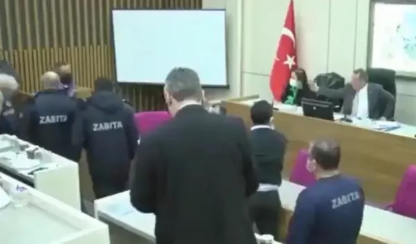 CHP’li Bolu Belediye Başkanı Tanju Özcan’dan bir skandal daha! AK Partili üyeye zorbalık