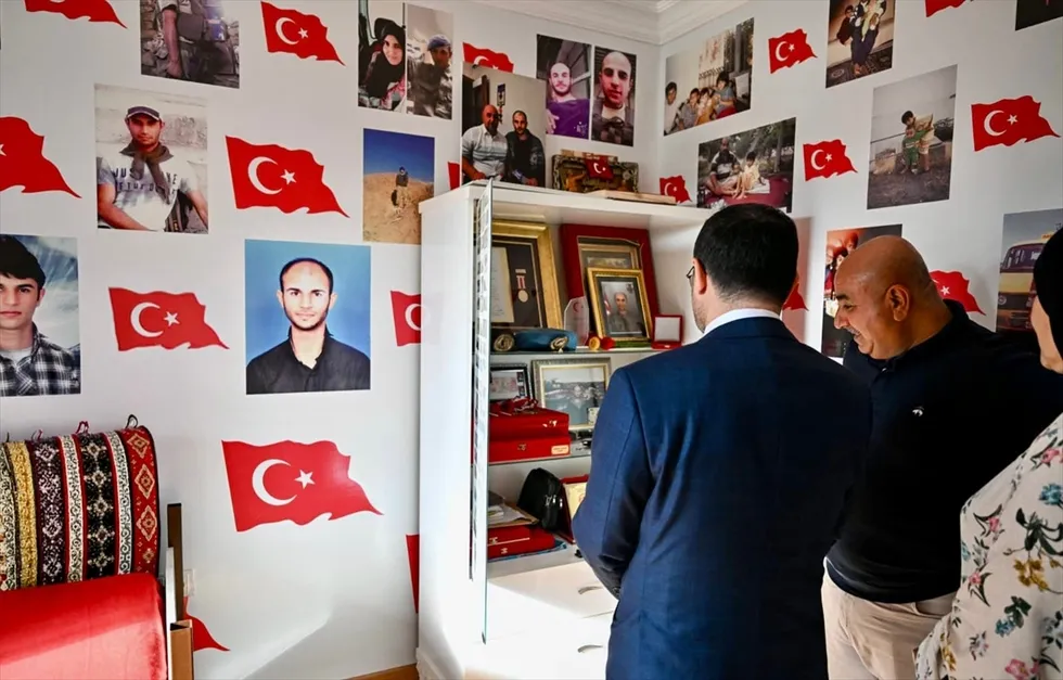 bakan-gurlekten-sehit-ailesine-anlamli-ziyaret-1789782106793.jpg Bakan Gürlek'ten şehit ailesine anlamlı ziyaret - 1