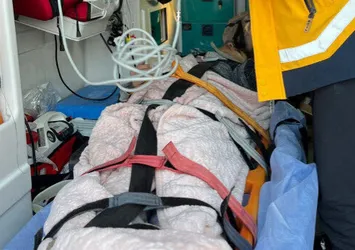 Hatay'daki depremde enkaz altında kalan genç kendisini kurtaran askere "seni bir yerden tanıyorum" diye seslendi