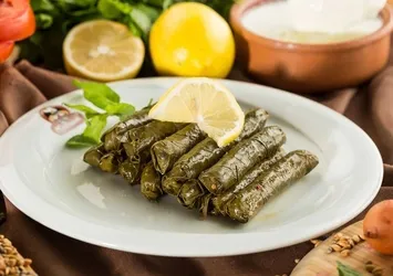 Aşçıların yaprak sarma sırrı ev hanımlarını 40 yıllık usta yapıyor!