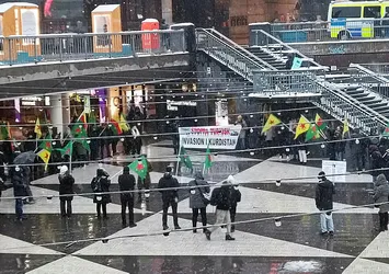 İsveç'te PKK yandaşları cirit atıyor! Pençe-Kılıç Hava Harekatı'nı protesto edip paçavralara sarıldılar