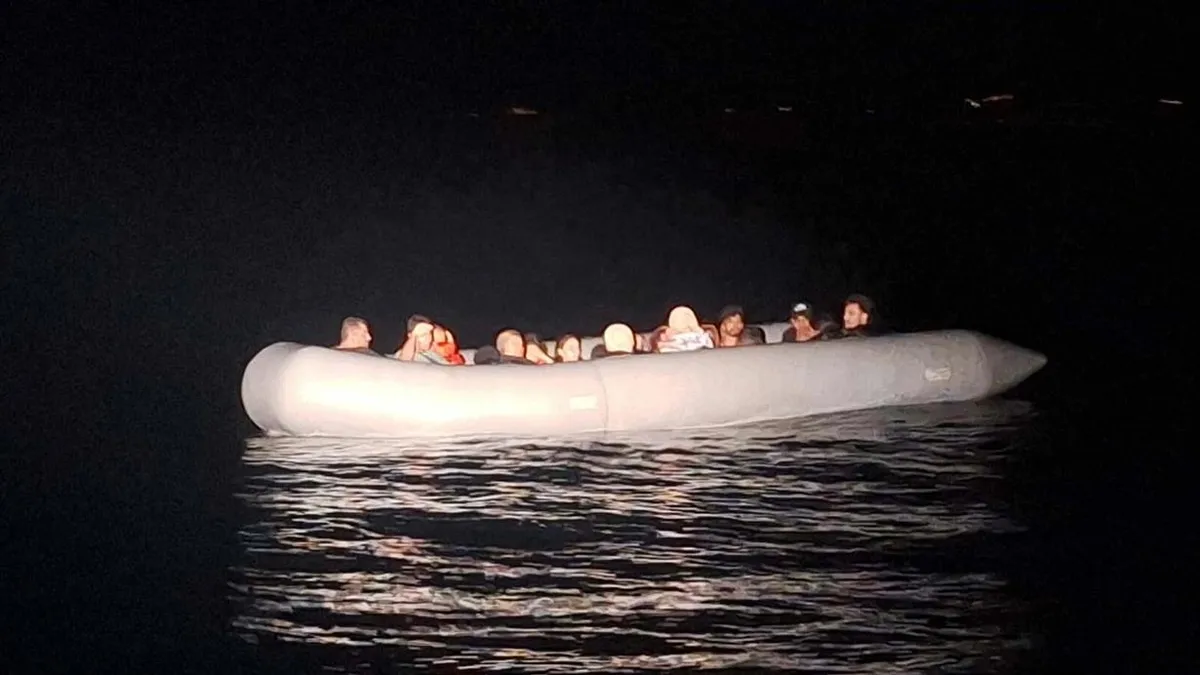 İzmir açıklarında 23'ü geri itilen 59 düzensiz göçmen kurtarıldı