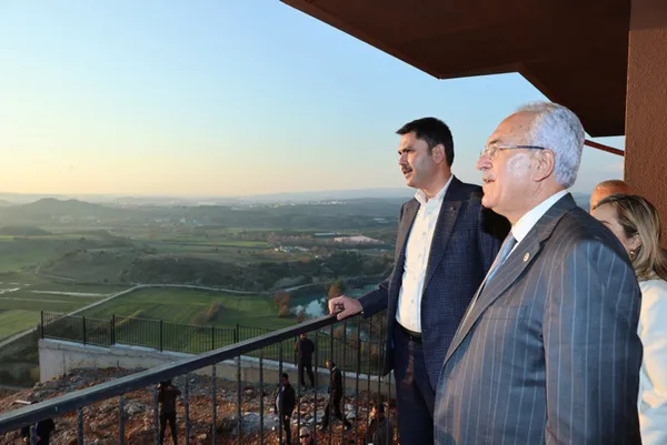 Bakan Kurum Manavgat'ta afetzedelerin yeni evlerinde misafir oldu - 1