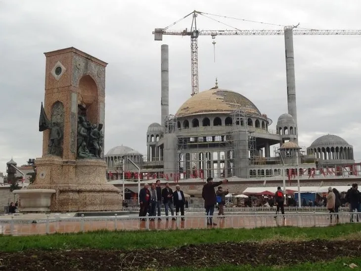 Taksim Camii minaresi külah bölümü yerleştirildi