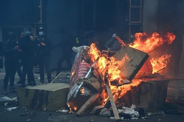 Fransa’nın başkenti Paris alev alev! Her şeyi yakıp yıkıyorlar... - 8