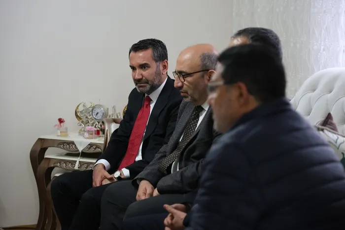 turkiyenin-en-genc-belediye-baskanindan-sehit-ailesine-anlamli-ziyaret-1710775015788.jpg