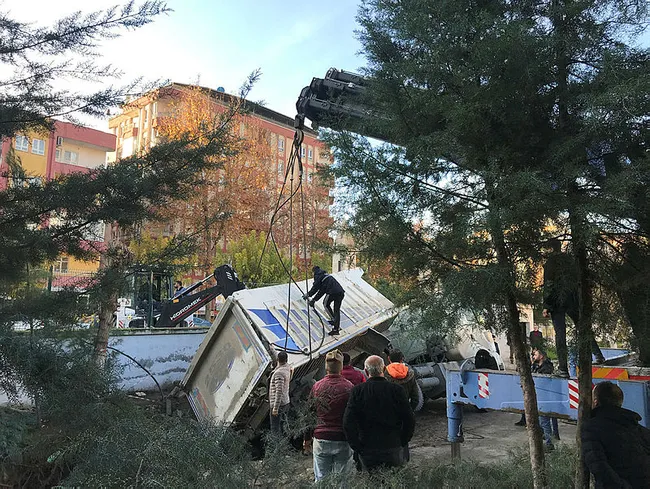 batmanda-okul-bahcesinde-olusan-dev-obruga-kamyon-dustu-1702668427434.jpg Batman’da okul bahçesinde oluşan dev obruğa kamyon düştü - 1