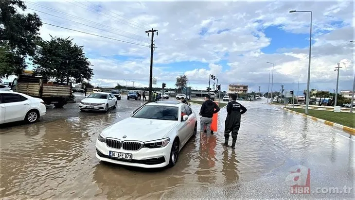 Antalya’da 1 saat yağan yağmur hayatı olumsuz etkiledi! Vatandaşın yardımına polis ve itfaiye yetişti