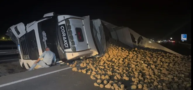 Köpeğe çarpmayım derken sürdüğü TIR'e devirdi! Pancarlar yola saçıldı!