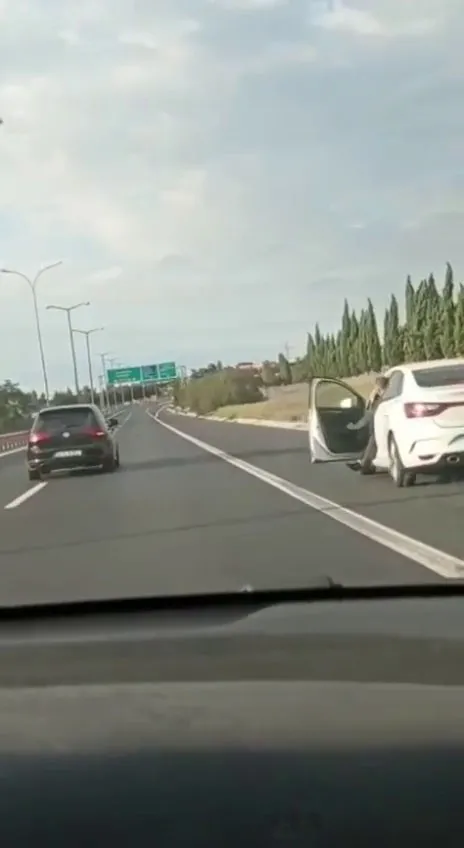 istanbulda-trafik-canavari-dehset-sacti-otomobili-kapisi-acik-surdu-tartistigi-surucunun-onune-kirdi-1663573599057.jpg İstanbul’da trafik canavarı dehşet saçtı! Otomobili kapısı açık sürdü tartıştığı sürücünün önüne kırdı - 2