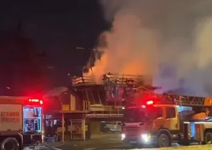 Avcılar'da ahşap atölyesi alev alev yandı