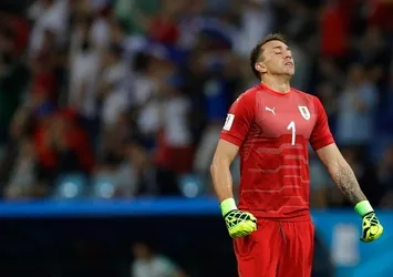 Volkan Demirel'den Muslera'ya tebrik!