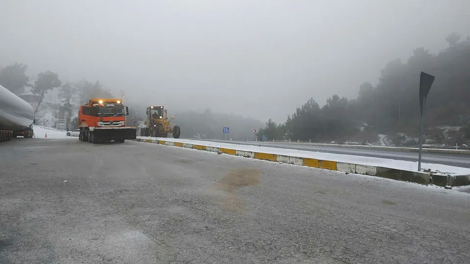 İzmir’in yüksek kesimlerinde kar yağışı etkisini gösterdi