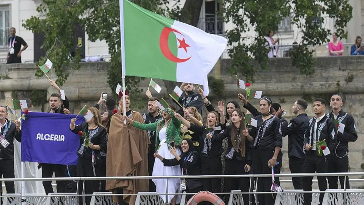 Cezayir’in olimpiyat sporcuları Fransa’nın nehre atarak katlettiği vatandaşlarını unutmadı