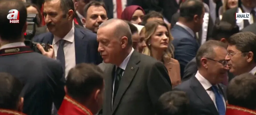 analiz-turkiyeye-karsi-besinci-kol-faaliyeti-mi-fon-oyunlariyla-istikrari-hedef-alanlara-gecit-yok-1791508692732.jpg Gençlere seslenen Erdoğan, Türkiye’nin geleceğine yönelik engelleme girişimlerine karşı dikkatli olunması çağrısında bulundu (Fotoğraf: ahaber.com.tr / ekran görüntüsü)