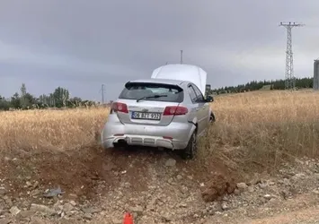 Kırıkkale'de feci kaza! Otomobil asılı kaldı
