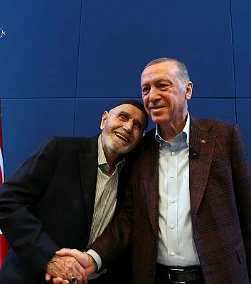 Türkevi çıkışında Başkan Erdoğan’a Ahıska Türklerinden sevgi seli: Ayağınıza taş değmesin...