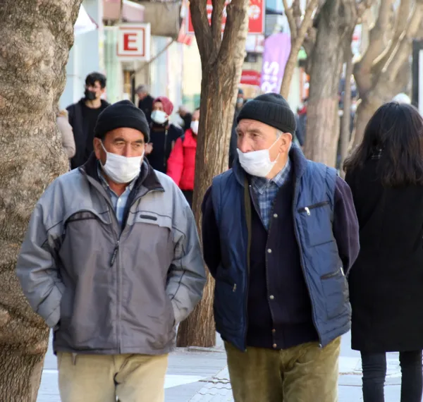 Uzman isimden flaş uyarı: Soğuk havada nemlenen maske cilde zarar veriyor