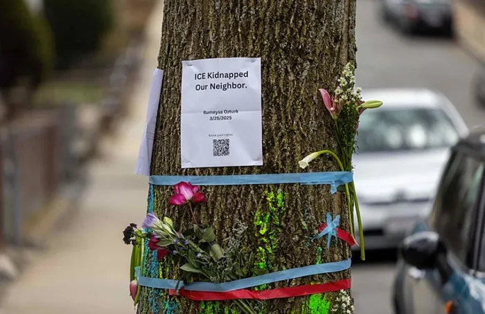 amerikan-basin-turk-ogrenci-rumeysa-ozturk-2400-km-uzaga-goturuldu-yolda-astim-krizi-gecirdi-1743334469446.jpg ʺICE komşumuzu kaçırdıʺ (AFP)