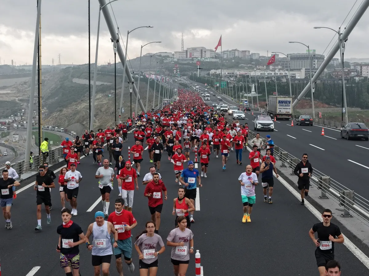 1793278327706.jpg Osmangazi Köprüsü’nde tarihi ilk: Cumhuriyet için koştular - 3