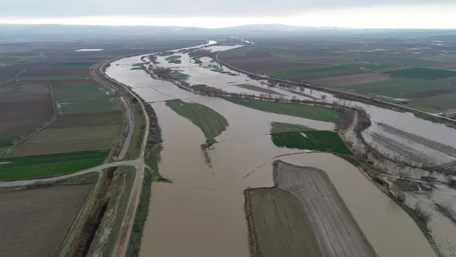 karamenderes-cayi-tasti-cayin-debisi-yukseldi-bazi-tarlalar-su-altinda-kaldi-1707899951905.jpg Karamenderes çayı taştı! Çayın debisi yükseldi, bazı tarlalar su altında kaldı