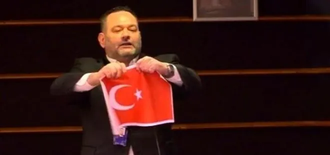 Türk bayrağı yırtan Irkçı Yunan vekil hakkında soruşturma başlatıldı