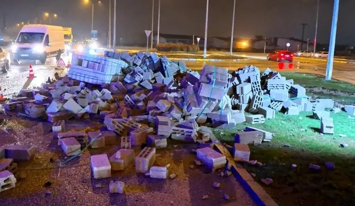 aksarayda-kaza-tir-ile-servis-araci-carpisti-2-yarali-1766784079751.jpeg Fotoğraf (İHA)