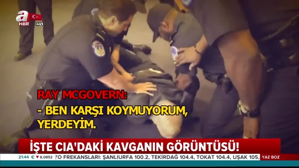 Eski CIA ajanını yerlerde sürüklediler!