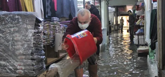 İzmirlilerin yağmurla imtihanı! Yolları ve dükkanları su bastı esnaf kovalarla su taşıdı