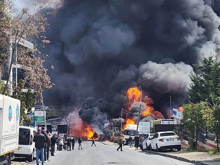 ikitellide-kimya-deposunda-yangin-pes-pese-patlama-sesleri-1744366661706.jpeg Yangın nedeniyle yükselen dumanlar İstanbul'un birçok yerinden görüntülendi. (AA)