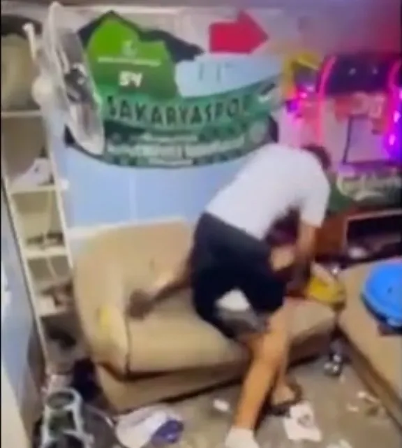 sakaryada-akran-zorbaligi-1789241856796.jpg Sakarya'da akran zorbalığı: 15 yaşındaki çocuğu depoya kilitleyip dakikalarca dövdüler - 5