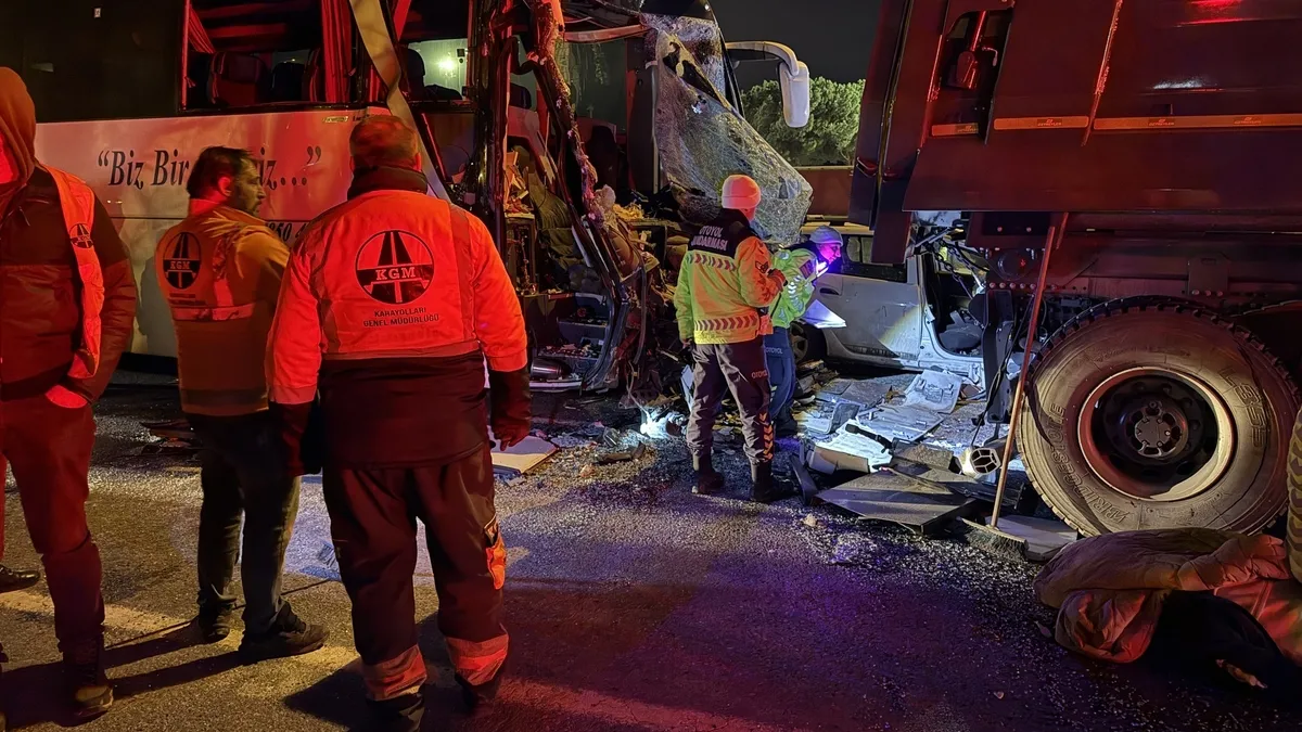 Sakarya'da TEM Otoyolu'nda zincirleme facia! Ölü ve yaralılar var