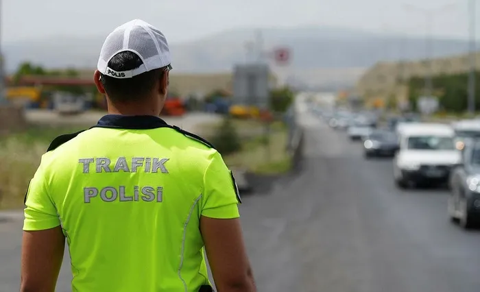 1718372626582.jpeg Kırıkkale'deki kilit kavşakta Kurban Bayramı yoğunluğu! 43 ilin geçiş noktasında kilometrelerce kuyruk - 2