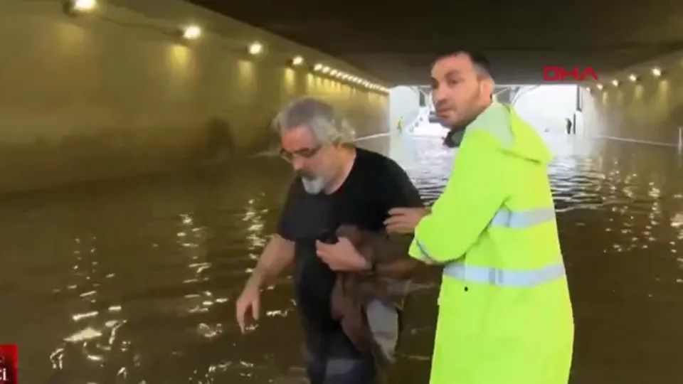 Ankara’da yollar göle döndü
