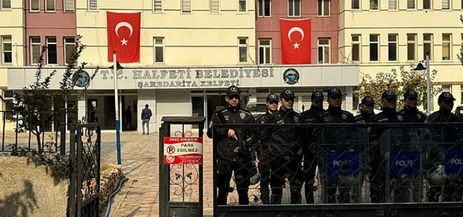 Halfeti Belediyesi önünde polise taşlı saldırı! 2 polis yaralandı