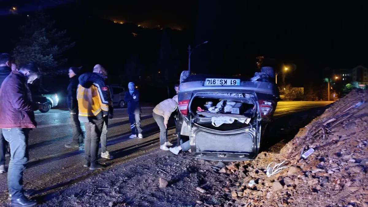 Yola düşen kaya kazaya neden oldu! Araç ters döndü: 2 yaralı