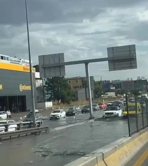 1695927515060.jpg Başkent'i sağanak vurdu! İstanbul'dan sonra Ankara'nın da yolları göle döndü - 2