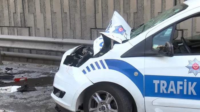 Sarıyer TEM'de zincirleme kaza: 2'si polis 3 yaralı - 2