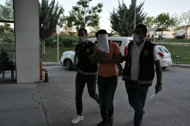 karamanda-vatan-bayrak-diyerek-yasli-ciftin-160-bin-lirasini-dolandirdi-1625119143518.jpg Karaman’da ‘Vatan-Bayrak’ diyerek yaşlı çiftin 160 bin lirasını dolandırdı - 2