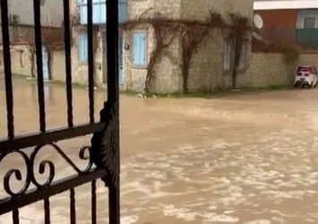 'Görsellik var altyapı yok' Ünlü tatil beldesi Çeşme sular altında: Cadde ve sokaklar göle döndü