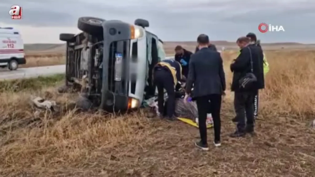 Kontrolden çıkan minibüs tarlaya devrildi: 3 yaralı