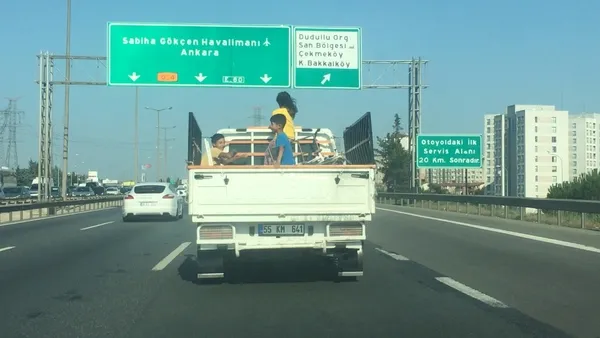 kamyonet-kasasindaki-cocuklarin-tehlikeli-yolcugu-kamerada-1631866779726.jpg Kamyonet kasasındaki çocukların tehlikeli yolcuğu kamerada - 4