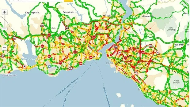İstanbul'da metrobüs kazasının ardından trafik kilitlendi - 1