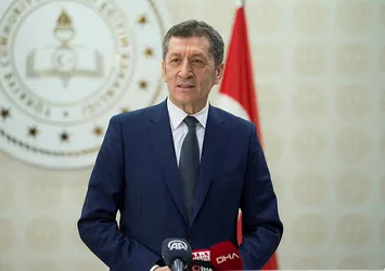 Bakan Ziya Selçuk'tan inek otlatırken derslerine devam eden Ayşenur Doludağ'a mesaj
