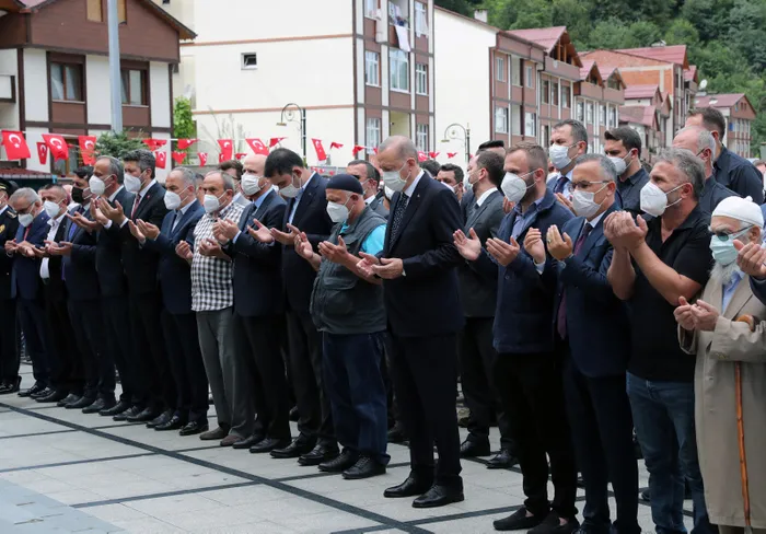 Son dakika: Başkan Erdoğan Rize'de! Güneysu Camii'nin eski imamı Alim Osman Yılmaz'ın cenaze namazına katıldı - 2