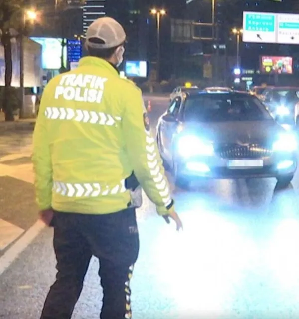 Hadise ve Mehmet Dinçerler kuralları yok sayıp polis çevirmesinden kaçmaya çalıştı