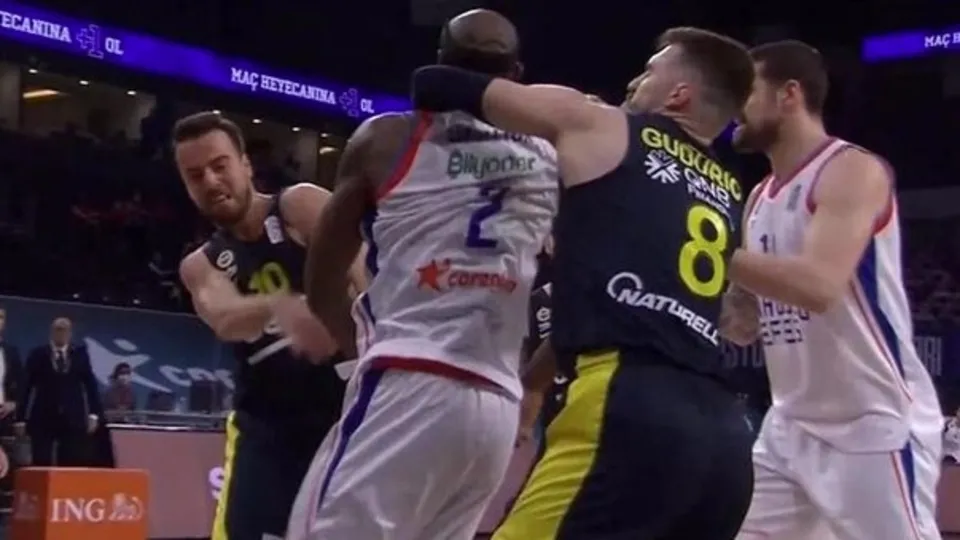 Anadolu Efes-Fenerbahçe Beko maçında kavga çıktı! 6 oyuncu...