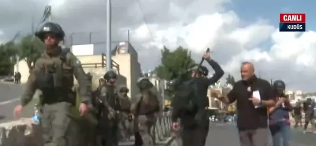 Katil İsrail’den Cuma ablukası! Elinde seccade olan Müslümanlara sert müdahale